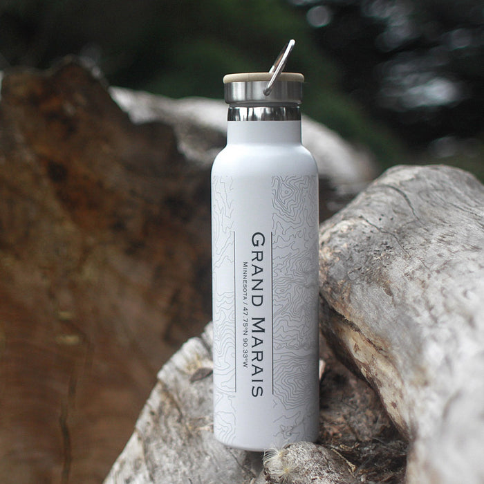 Grand Marais Minnesota Custom Engraved City Map Inscription Coordinates on 20oz Stainless Steel Insulated Bottle with Bamboo Top in White